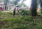 Babinsa Desa Lariang Gelar Karya Bakti Bersihkan Drainase dan Rumput Liar di Sepanjang Jalan