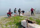 Babinsa Pasangkayu Ajak Warga Bersihkan Pantai Anjungan Vovasanggayu