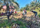 Babinsa Desa Pakava Bersama Warga Gelar Karya Bakti Bersihkan Parit dan Semak Belukar