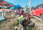 Babinsa Desa Batumatoru Ajak Warga Gotong Royong Bersihkan Parit