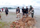 Babinsa Pasangkayu Gelar Karya Bakti Bersihkan Sampah Plastik Cegah Pencemaran Laut